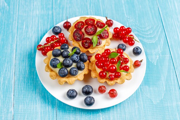 Délicieuses tartes aux baies d'été rustiques faites maison.