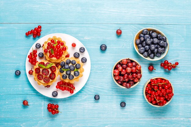 Délicieuses tartes aux baies d'été rustiques faites maison.