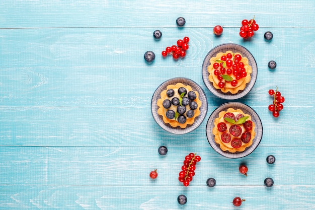 Photo gratuite délicieuses tartes aux baies d'été rustiques faites maison.