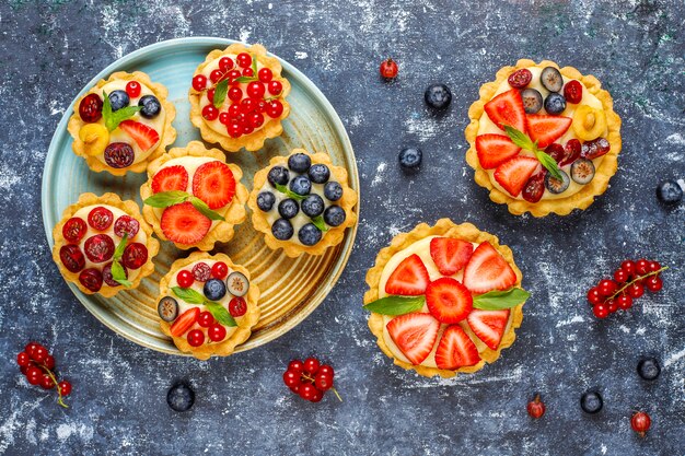 Délicieuses tartes aux baies d'été rustiques faites maison.