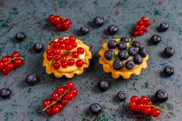 Photo gratuite délicieuses tartes aux baies d'été rustiques faites maison.