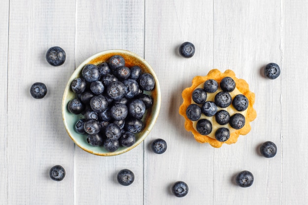 Délicieuses tartes aux baies d'été rustiques faites maison.