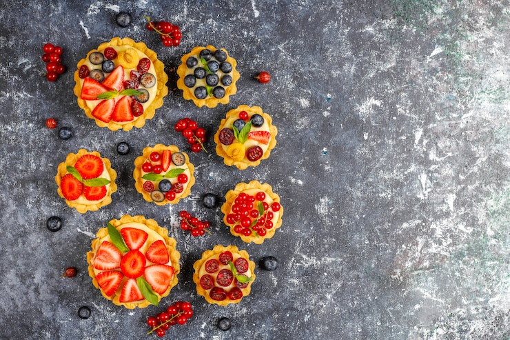Photo gratuit délicieuses tartes aux baies d'été rustiques faites maison.