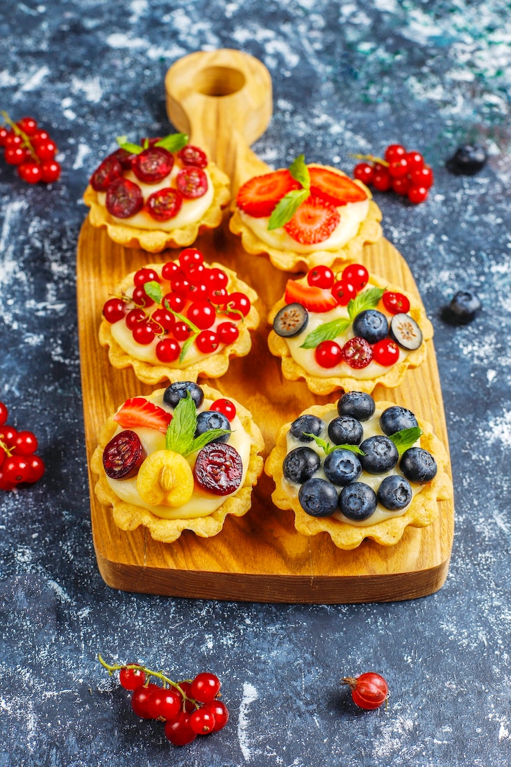 Photo gratuit délicieuses tartes aux baies d'été rustiques faites maison.