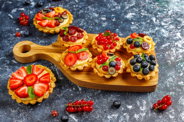Photo gratuite délicieuses tartles aux petits fruits rustiques maison