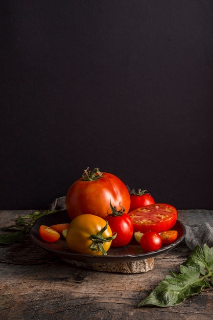 Délicieuses tomates fraîches sur plaque high angle