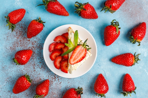 Délicieuses tranches de gâteau aux fraises faites maison avec de la crème et des fraises fraîches, vue du dessus