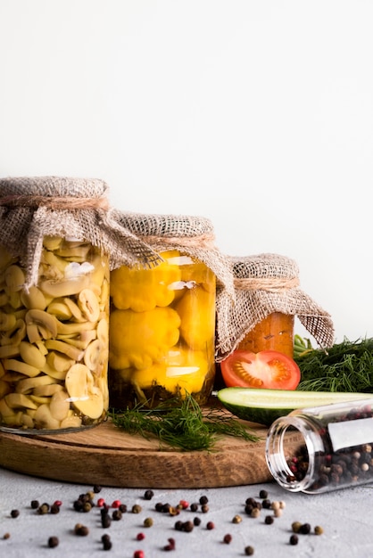 Photo gratuite délicieux aliments conservés dans des bocaux