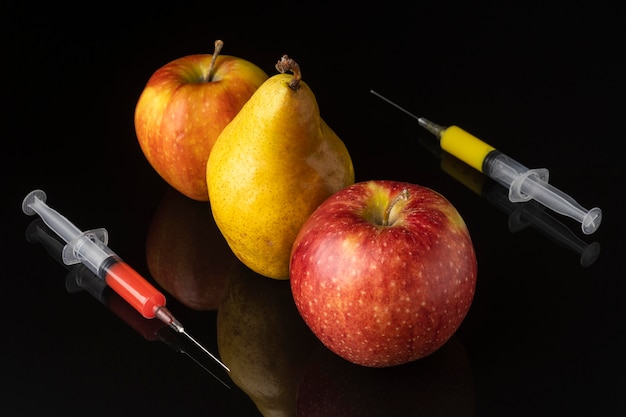 Délicieux aliments modifiés aux OGM aux poires et aux pommes