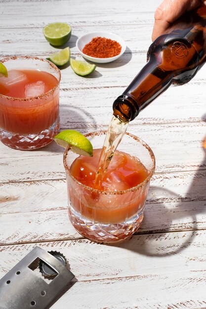 Délicieux arrangement de boissons michelada