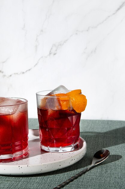 Délicieux arrangement de cocktails negroni