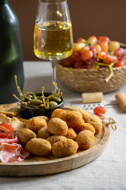 Délicieux arrangement de croquettes espagnoles