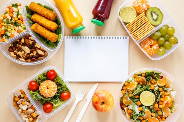 Délicieux arrangement de cuisson par lots avec cahier vide