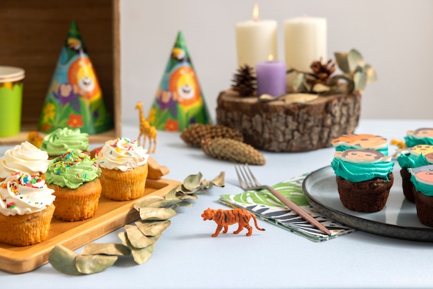 Délicieux arrangement de cupcakes de fête safari