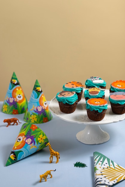 Photo gratuite délicieux arrangement de cupcakes de fête safari