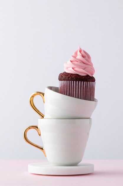 Délicieux arrangement de cupcakes et tasses