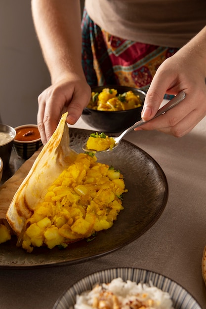 Délicieux arrangement de dosa indien