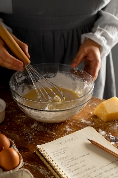 Photo gratuite délicieux arrangement de fabrication de pain au fromage