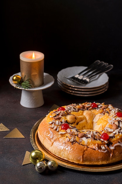 Délicieux arrangement de gâteau du jour de l'Épiphanie avec vaisselle