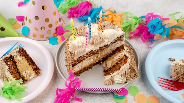 Photo gratuite délicieux arrangement de gâteau de fête