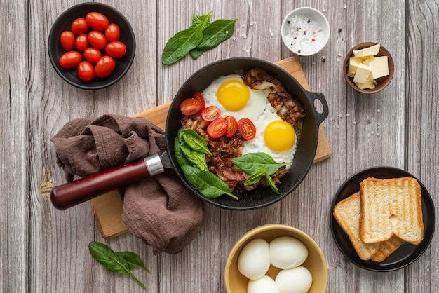 Délicieux arrangement de petit déjeuner