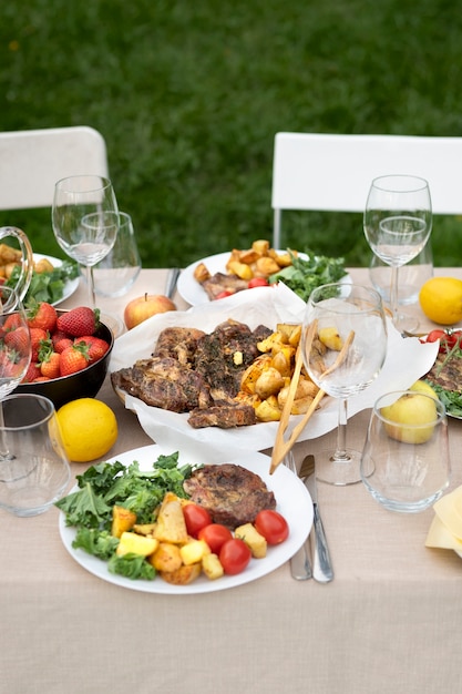 Délicieux arrangement de plats sur la table à angle élevé