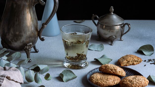 Délicieux arrangement de tisane et de biscuits