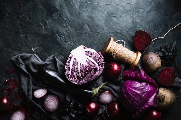 Délicieux arrangement de vue de dessus de légumes rouges