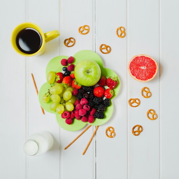 Délicieux assortiment de fruits et de boissons