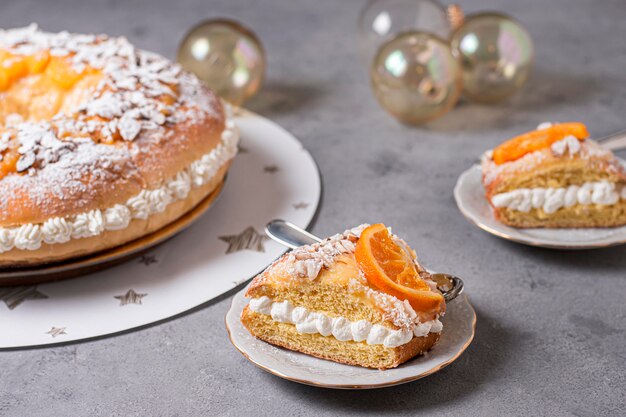 Délicieux assortiment de nourriture du jour de l'Épiphanie en tranches