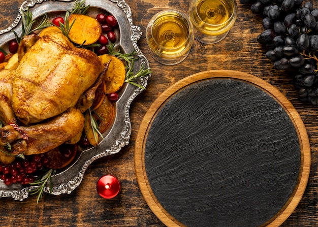 Délicieux assortiment de plats de Noël avec planche de bois noire vide