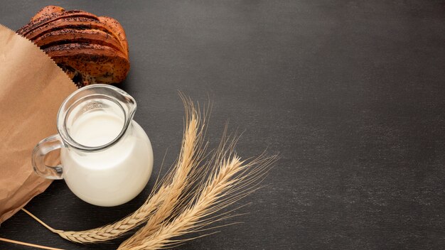 Délicieux bagel et vue de dessus de lait