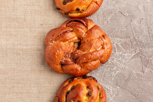 De délicieux bagels faits maison se bouchent