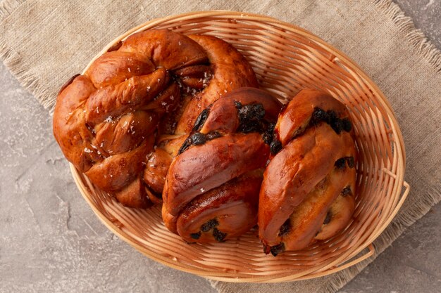 De délicieux bagels faits maison se bouchent