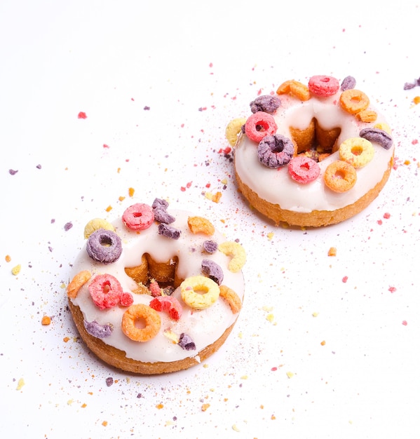 Délicieux beignets sur blanc