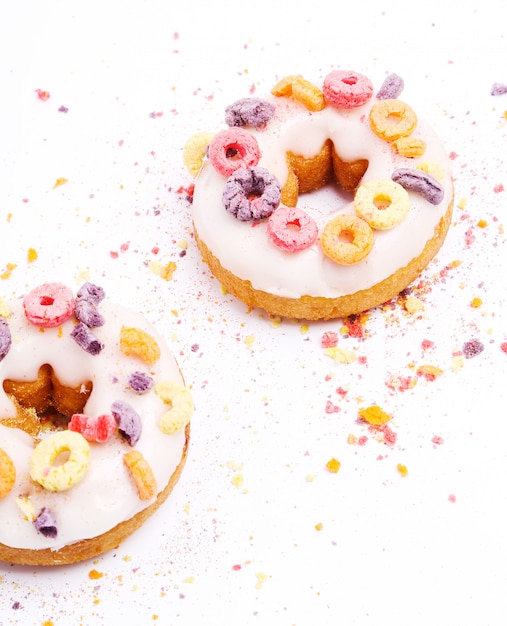 Photo gratuite délicieux beignets sur blanc