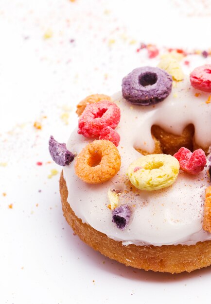 Délicieux beignets sur blanc