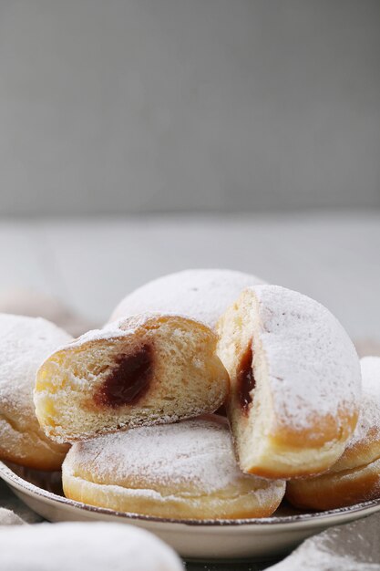 De délicieux beignets faits maison pour le dessert