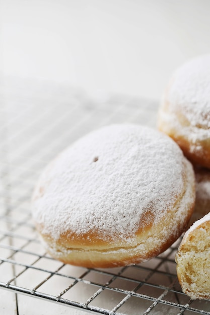 De délicieux beignets faits maison pour le dessert