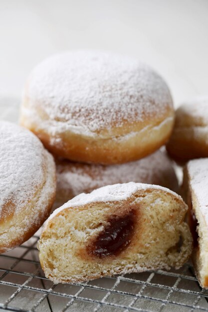 De délicieux beignets faits maison pour le dessert