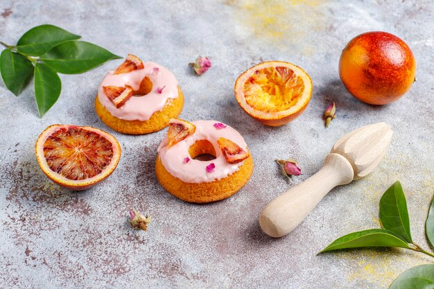 Délicieux beignets glacés à l'orange sanguine.
