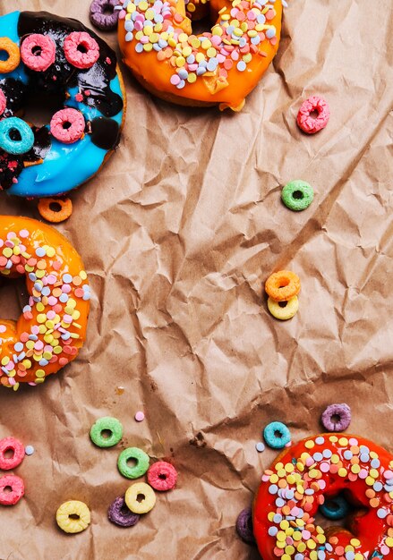 Délicieux beignets sur papier