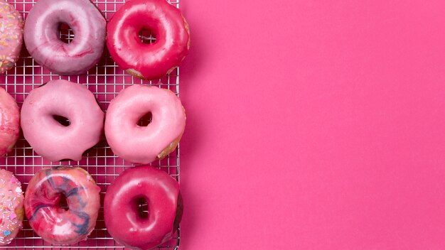 Délicieux beignets roses copie espace