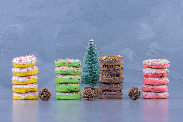 Délicieux beignets avec sapin de Noël et pommes de pin