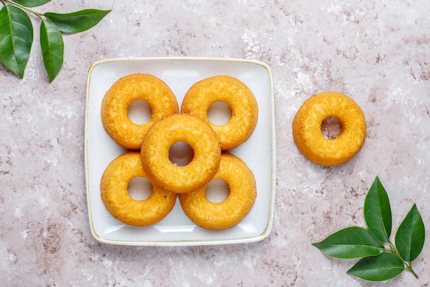 Photo gratuite délicieux beignets simples, vue de dessus