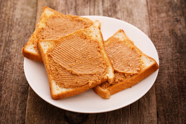 Photo gratuite délicieux beurre d'arachide sur un toast