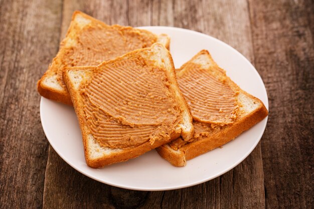 Délicieux beurre d'arachide sur un toast