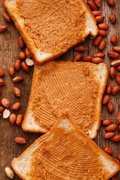 Délicieux beurre d'arachide sur un toast