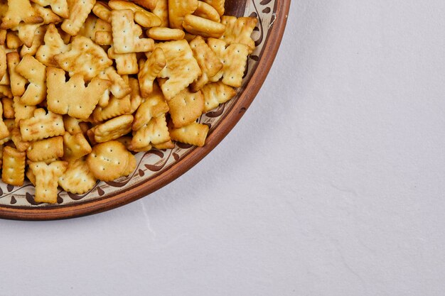 Délicieux biscuits alphabet sur une assiette en céramique.