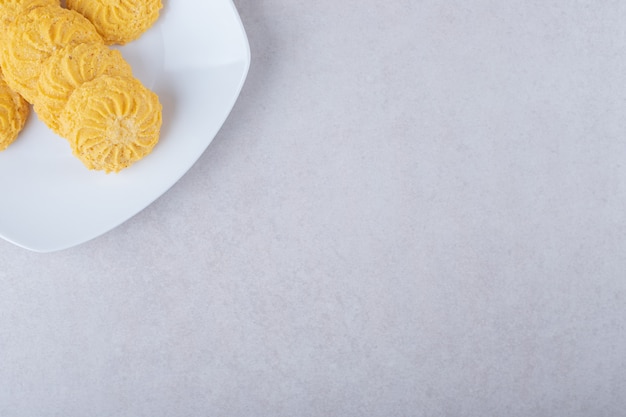 De délicieux biscuits sur une assiette sur une table en marbre.